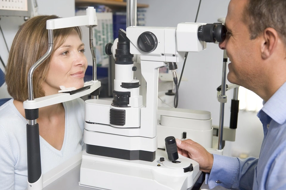 doctor-oftalmolog-examineaza-ochii-unei-paciente