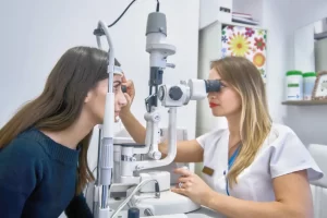 doctor oftalmolog efectuând consultatii oftalmologice de baza adulti