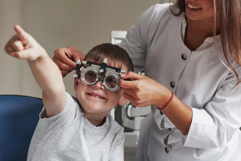 copil care face examen oftalmologic la Vitreum
